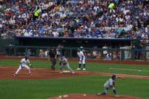 Shota Imanaga pitches why first baseman holds runner on base